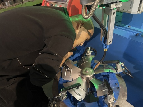 Axial fan automatic welding machine